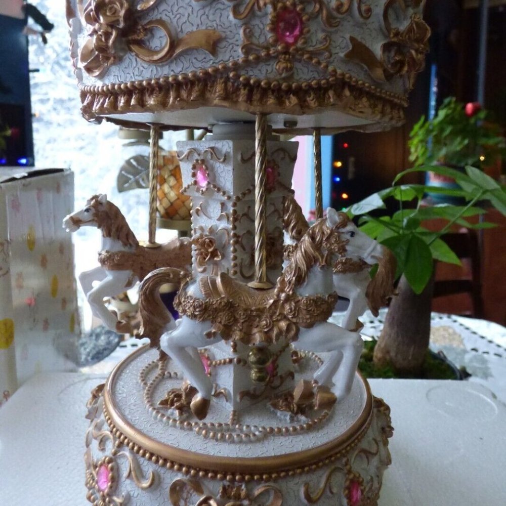 MAGICAL CAROUSEL HORSE MUSIC BOX PLAYING JINGLE BELLS CHRISTMAS HOLIDAYS NWOT